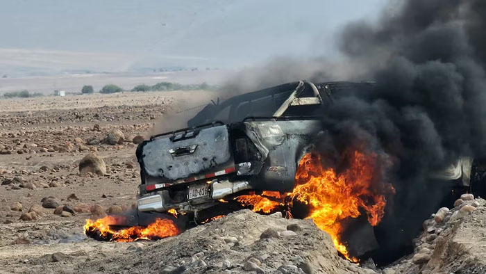 Tacna: contrabandistas incendian camioneta de Aduanas a pocos metros de la Panamericana Sur